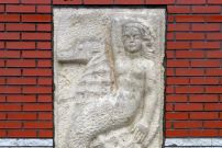 Gevelsteen met zeemeermin en zeepaard in Delfzijl