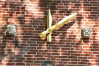 Koppen van de klok in Exloo, toegeschreven aan Wladimir